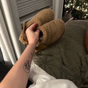 Ugg fuzzy Cozy Tan clog Slippers